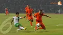 Beberapa kali penyerang Timnas Indonesia (Andik Vermansyah) merepotkan pemain belakang Belanda dalam laga yang dihelat di Stadion GBK pada 7 Juni 2013 (Liputan6.com/Helmi Fithriansyah)