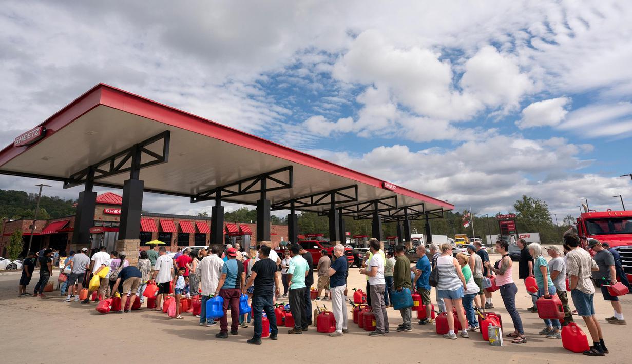 Orang-orang mengantre untuk mendapatkan bensin setelah Badai Helene pada Minggu 29 September 2024 di Fletcher, Carolina Utara. (Sean Rayford/Getty Images North America/Getty Images via AFP)