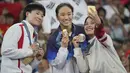 (Dari kanan) pebulu tangkis Indonesia peraih medali perunggu, Gregoria Mariska Tunjung, peraih medali emas An Se-young (Korea Selatan) dan peraih medali perak He Bing Jiao (Indonesia) berswafoto di atas podium saat upacara penyerahan medali nomor tunggal putri cabor bulu tangkis Olimpiade Paris 2024 di Porte de La Chapelle Arena, Paris, Senin (5/8/2024). (AP Photo/Kin Cheung)