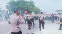 Kabid Humas Polda Banten AKBP Shinto Silitonga saat mengimbau massa aksi (Liputan6.com)