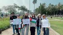 Syifa Hadju juga turut turun ke jalan di Monas untuk aksi damai bela Palestina. Ia tampil simpel mengenakan kaus lengan pendek berwarna abu-abu bergaris putih dengan sorban Palestina hitam-putih yang dikenakannya di kepala, membawa bendera Palestina. [Foto: Instagram/thomasirwank]