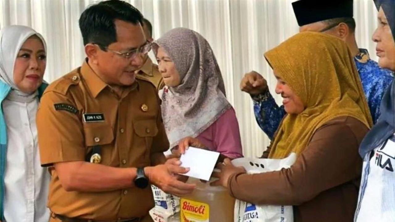 Pemkab Padang Pariaman Salurkan Bantuan UMKM untuk Ratusan Pelaku Usaha Terdampak Bencana