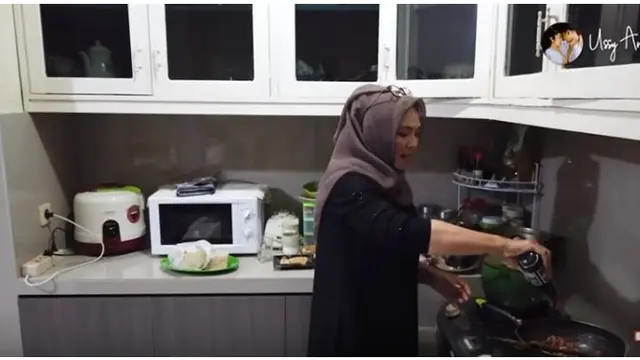 Dapur di rumahnya tersebut terlihat minimalis dan bersih.