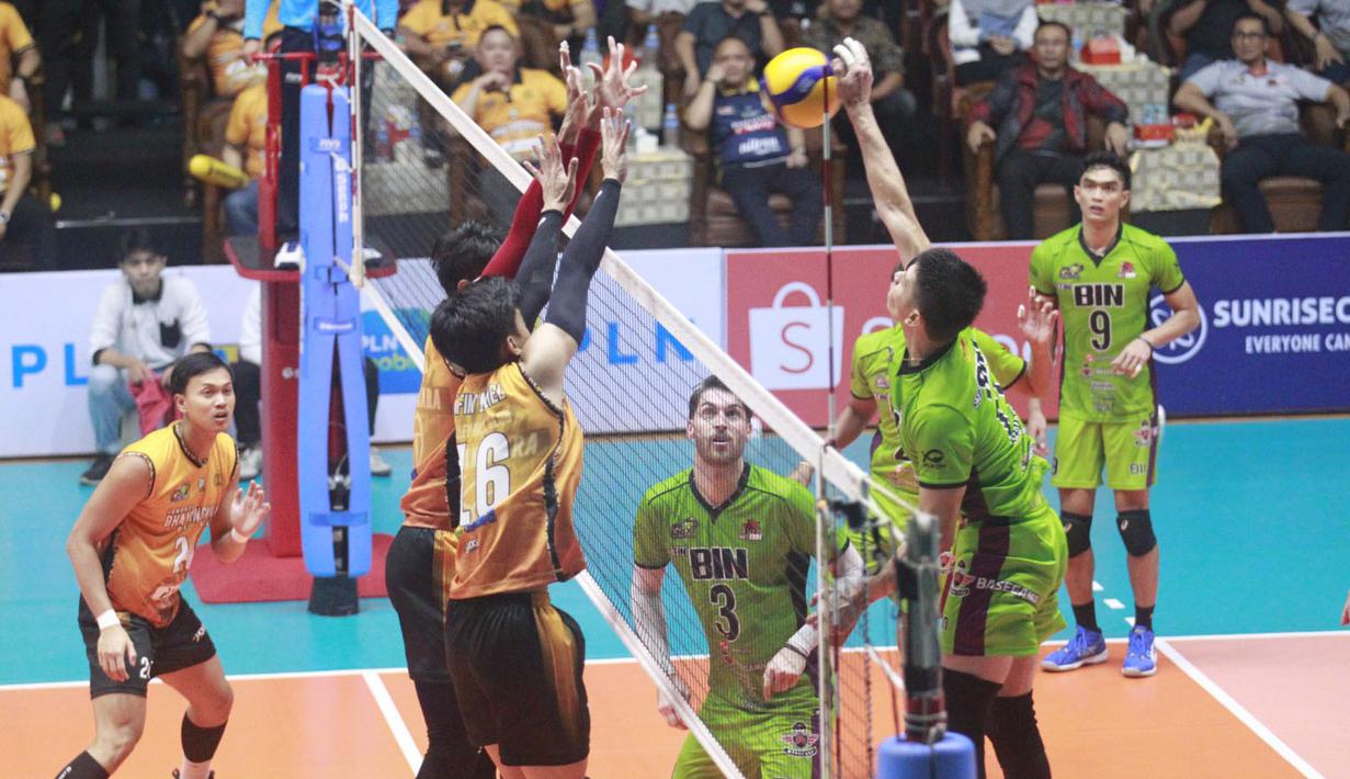 <p>Pemain Jakarta STIN BIN, Dimas Saputra (kanan) melepaskan spike saat menghadapi Jakarta Bhayangkara Presisi pada laga seri keempat putaran pertama PLN Mobile Proliga 2024 di GOR Tri Dharma Petrokimia, Gresik, Jawa Timur, Jumat (17/5/2024). Jakarta STIN BIN menang 3-1 (14-25, 25-21, 25-20 dan 25-21). (Dok. PBVSI)</p>