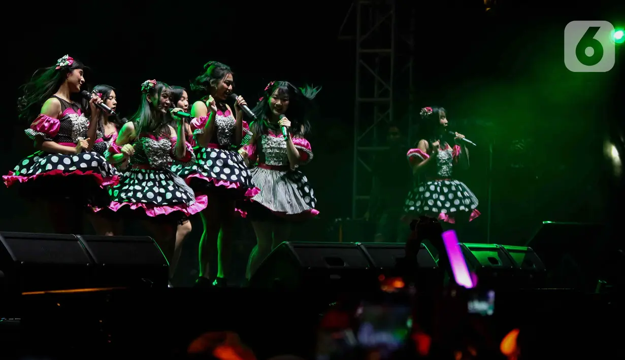 Member JKT48 saat tampil di hari kedua konser musik Soundsfest 2024 yang digelar di kawasan Summarecon Mal Bekasi, Jawa Barat, Minggu (28/7/2024). (Liputan6.com/Herman Zakharia)