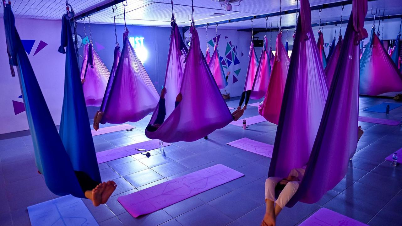 FOTO: Melayang Bebas di Ujung Kain, Tren Aerial Yoga Kian Digemari Kaum Perempuan Banda Aceh