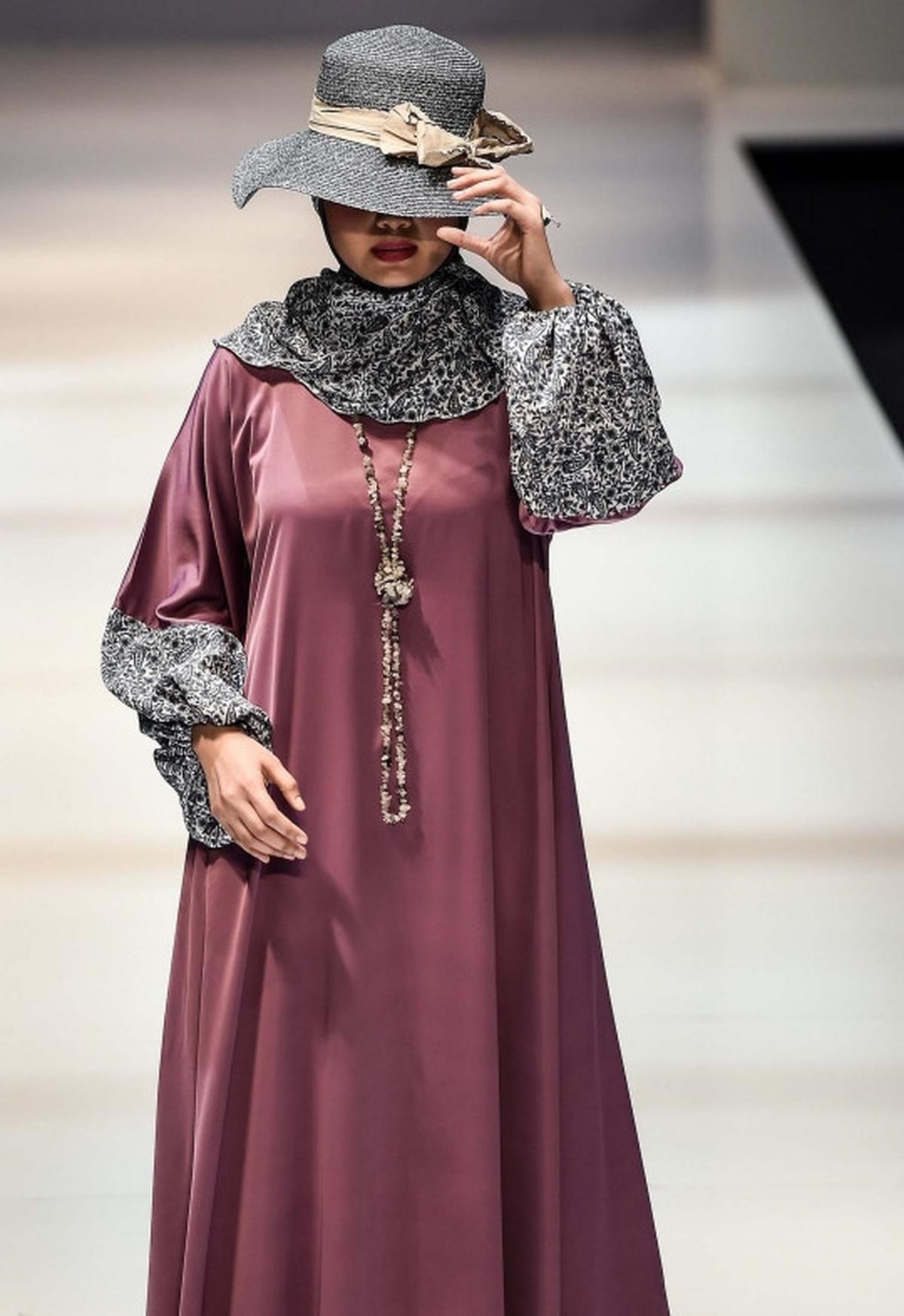 Keanggunan model berhijab di Islamic Fashion Festival
