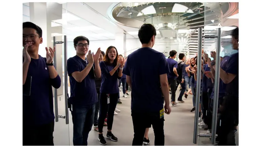 Staf Apple Store di Shanghai bertepuk tangan atas penjualan perdana iPhone 8 (Reuters/Aly Song)