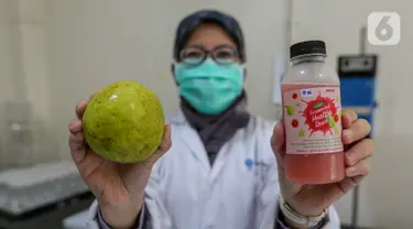 Peneliti menunjukkan buah jambu merah dan minuman jambu merah yang telah difermentasi di Kimia Pangan Pusat Penilitian Kimia LIPI Puspitek, Serpong, Tangerang, Kamis (4/6/2020). Proses fermentasi selama 2-7 hari cocok diminum yang imunitas rendah di masa pandemi Covid-19. (Liputan6.com/Fery Pradolo)