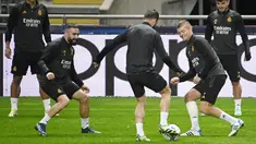 Pemain Real Madrid #08 Toni Kroos, #02 Dani Carvajal (2K) dan rekan satu timnya menghadiri sesi latihan menjelang matchday 3 Grup C Liga Champions 2023/2024, di Stadion Muncipal de Braga, Senin (23/10/2023). (MIGUEL RIOPA / AFP)