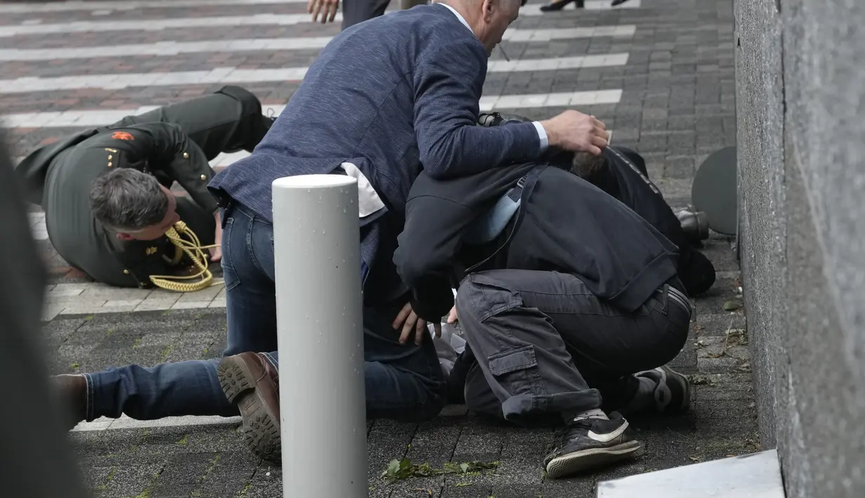 Itu adalah hari kedua berturut-turut para pengunjuk rasa menargetkan Macron, yang menghadapi keresahan kemarahan di dalam negeri atas reformasi pensiunnya.  (AP Photo/Peter Dejong)