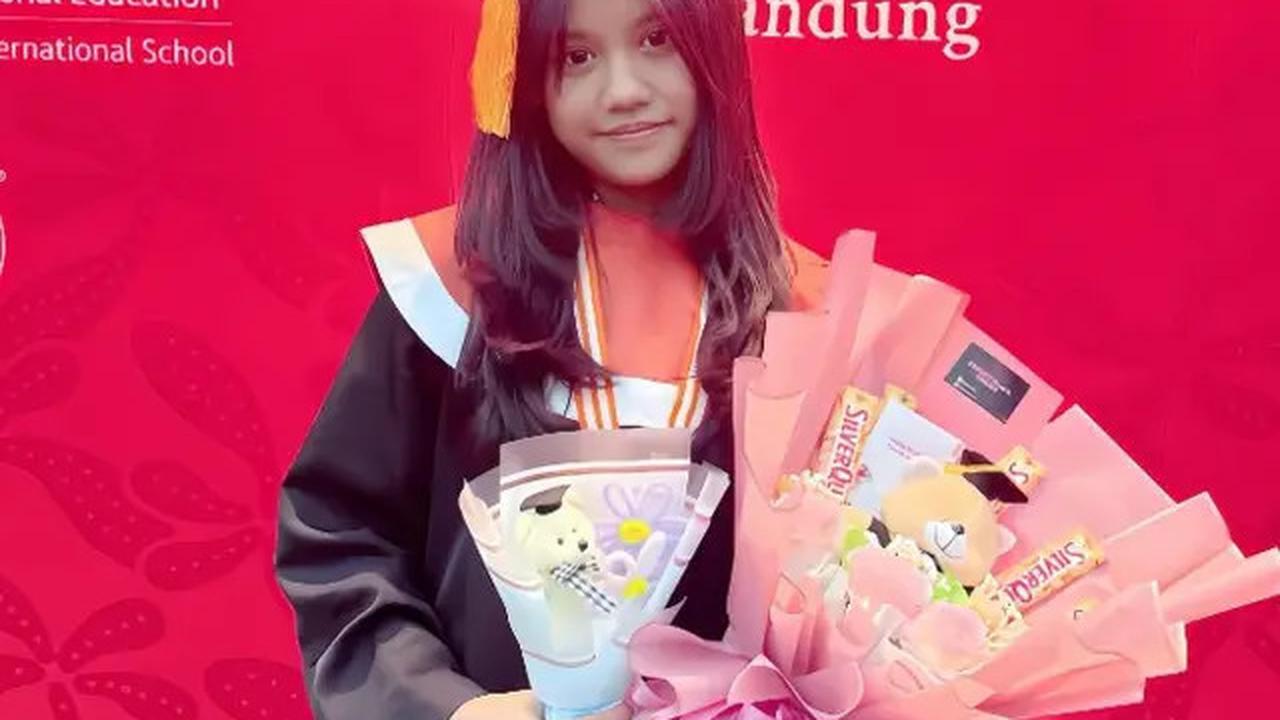 Potret Kelulusan Anak Charly Van Houten, Momen Manis yang Curi Perhatian