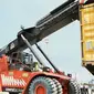 Rizal Ramli menyaksikan proses bongkar muat KA Logistik dari Stasiun Pasoso menuju Pelabuhan Tanjung Priok, Jakarta, Kamis (18/2). Pengoperasian KA Logistik dimaksudkan untuk mengurangi sepertiga kemacetan pelabuhan. (Liputan6.com/Faizal Fanani)