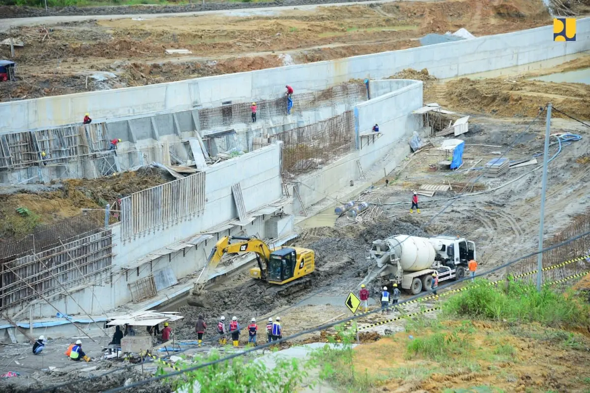 Kementerian PUPR mempercepat pembangunan Bendungan Sepaku Semoi di Kabupaten Penajam Paser Utara. Bendungan Salah satu fungsi bentungan ini untuk mencegah banjir di IKN Nusantara (Dok PUPR)