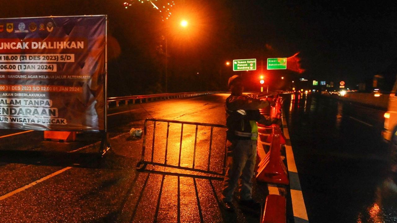 Penutupan akses ini sudah berlaku pukul 18.00 WIB hingga pukul 06.00 WIB keesokan harinya. <br><br>Selama periode itu kendaraan baik roda dua maupun empat tidak diizinkan masuk ke kawasan Puncak Bogorselama malam Tahun Baru 2024.<br>