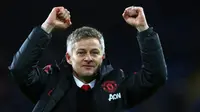 Caretaker Manchester United, Ole Gunnar Solskjaer, merayakan kemenangan atas Cardiff pada laga Premier League di Stadion Cardiff City, Wales, Sabtu (22/12). Cardiff kalah 1-5 dari MU. (AFP/Geoff Caddick)