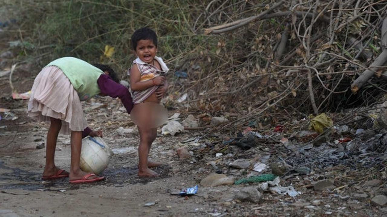 Minim sanitasi, warga India nekat buang air besar di pinggir rel