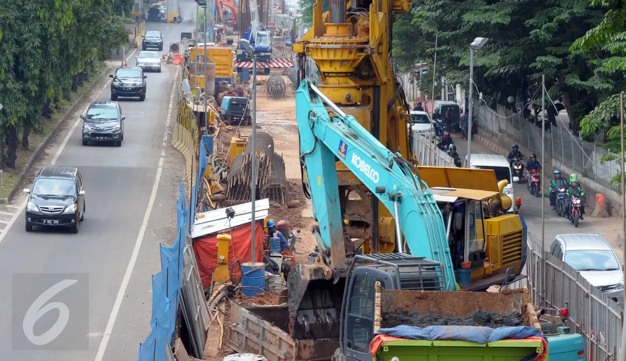 Sejumlah alat berat di lokasi proyek pembangunan jalur Mass Rapid Transit (MRT) di kawasan Fatmawati, Jakarta, Rabu (6/4). Pengoperasian MRT diprediksi akan molor dari jadwal yang ditargetkan akibat terkendala pembebasan lahan (Liputan6.com/Helmi Affandi)