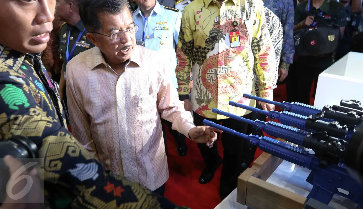 Wapres Jusuf Kalla melihat senjata usai membuka Indo Defence 2016 Expo & Forum, Jakarta, Rabu (2/11). Pameran ini bertema “Bolstering Defence Industri Coorperation: Archieving a Global Maritime Fulcrum and Secure World”. (Liputan6.com/Faizal Fanani)