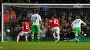 Gelandang MU, Juan Mata (kiri) melakukan eksekusi penalti pada laga Liga Champions di Stadion Old Trafford, Inggris, Kamis (1/10/2015). MU menang atas Wolfsburg dengan skor 2-1. (Reuters/Lee Smith)
