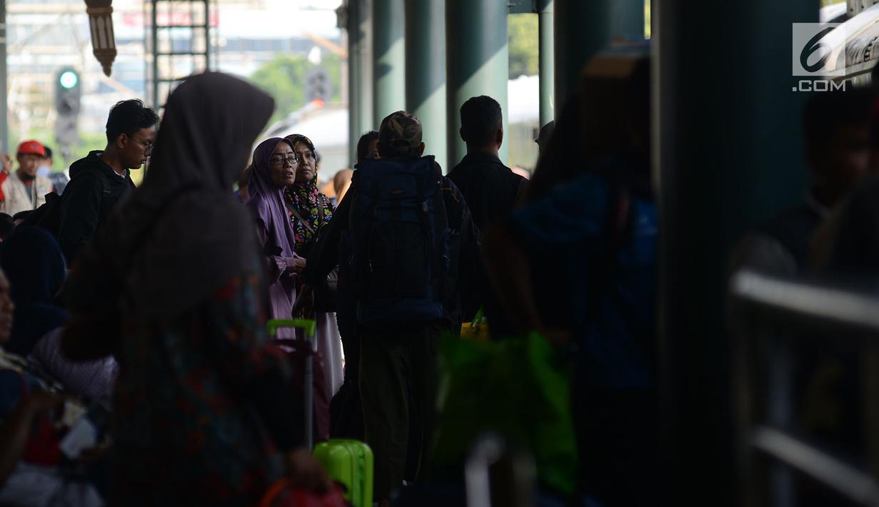 Sejumlah calon penumpang menunggu kereta di Stasiun Gambir, Jakarta, JumaKt (31/5/2019). H-5 Lebaran, pemudik mulai memadati Stasiun Gambirdimana Lonjakan penumpang kereta api tujuan berbagai kota di Pulau Jawa diprediksi terjadi pada 31 Mei dan 1 Juni 2019. (merdeka.com/Imam Buhori)