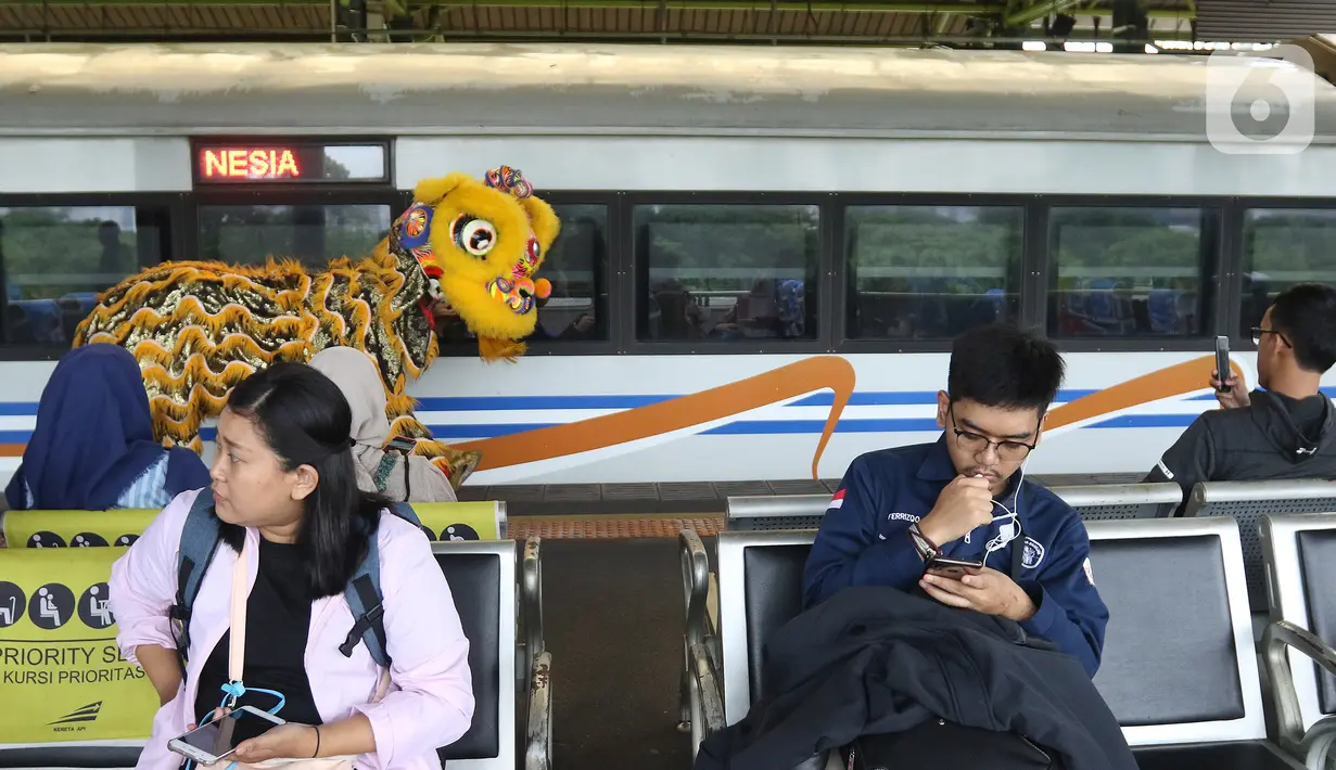 Barongsai beraksi di peron Stasiun Gambir, Jakarta, Sabtu (25/1/2020). PT Kereta Api Indonesia (Persero) Daop 1 Jakarta mengadakan pertunjukkan Barongsai itu dalam rangka memeriahkan perayaan Tahun Baru Imlek 2571/2020. (Liputan6.com/Herman Zakharia)