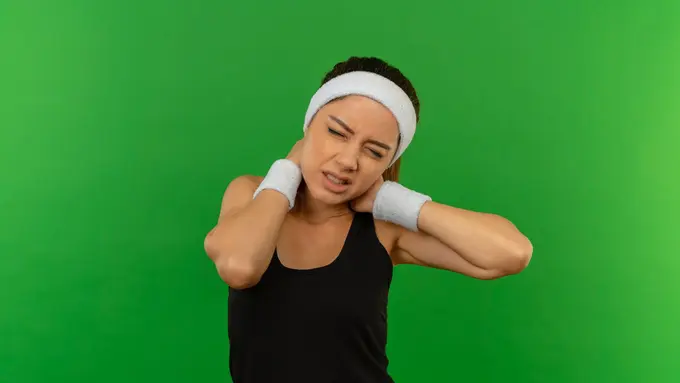 Postur Membungkuk Saat Kerja? Atasi dengan Straight Neck Exercise yang Mudah Dilakukan [Dok/freepik.com]