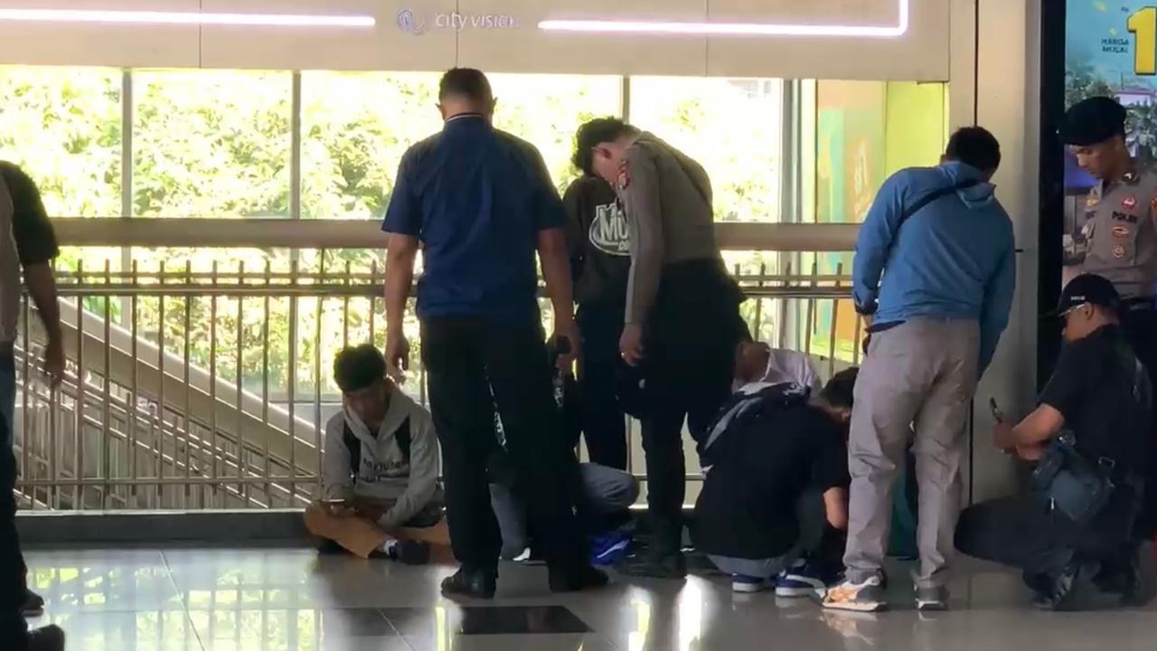 Detik-Detik Polisi Amankan Pelajar di Stasiun Palmerah, Diduga Mau Ikut Demo