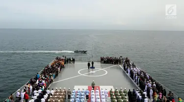 Suasana upacara Hari Pahlawan dari atas KRI dr.Soeharso 990 di Perairan Pulau Damar, Teluk Jakarta, Jum'at (10/11). Peringati Hari Pahlawan, Kemensos, TNI dan DPD RI melaksanakan tabur bunga di laut menghormati jasa pahlawan. (Liputan6.com/Johan Tallo)