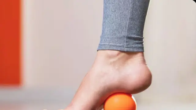 4. Memijat Telapak Kaki dengan Bola