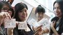 Sejumlah peserta memperlihatkan tiket di Blitz Megaplek, Jakarta, Sabtu (9/1/2016). Cinemaholic dan Lipton menggelar nonton bareng film Alvin and The Chipmunk. (Liputan6.com/Angga Yuniar)