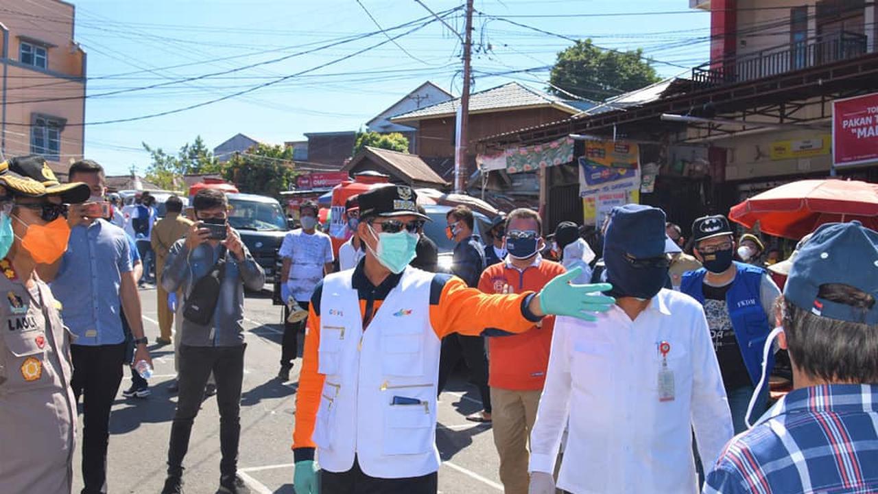 Wali Kota Manado GS Vicky Lumentut saat meninjau pelaksnaaan rekayasa di Pasar Pinasungkulan Manado, Selasa (26/5/2020).