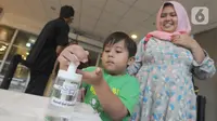 Pengunjung Mall Ikea Alam Sutera memakai hand sanitizer untuk mengantisipasi penyebaran vius corona COVID-19, Tangerang Selatan, Banten, Kamis (12/3/2020). Hingga hari ini, kasus virus corona secara global telah menembus angka 121 ribu orang. (merdeka.com/Arie Basuki)