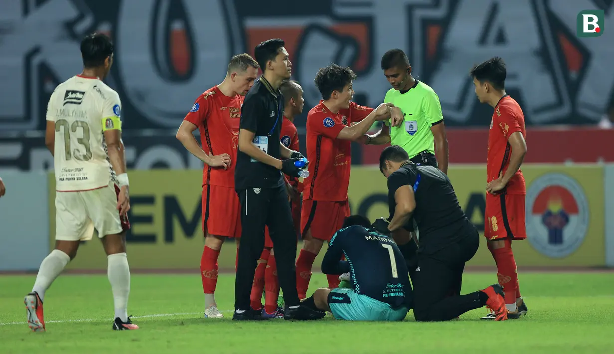 <p>Pemain Persija Jakarta, Ryo Matsumura (tengah) melakukan protes kepada wasit saat melawan Bali United pada laga pekan ke-13 BRI Liga 1 2023/2024 di Stadion Patriot Candrabhaga, Bekasi, Minggu (24/9/2023). (Bola.com/M Iqbal Ichsan)</p>