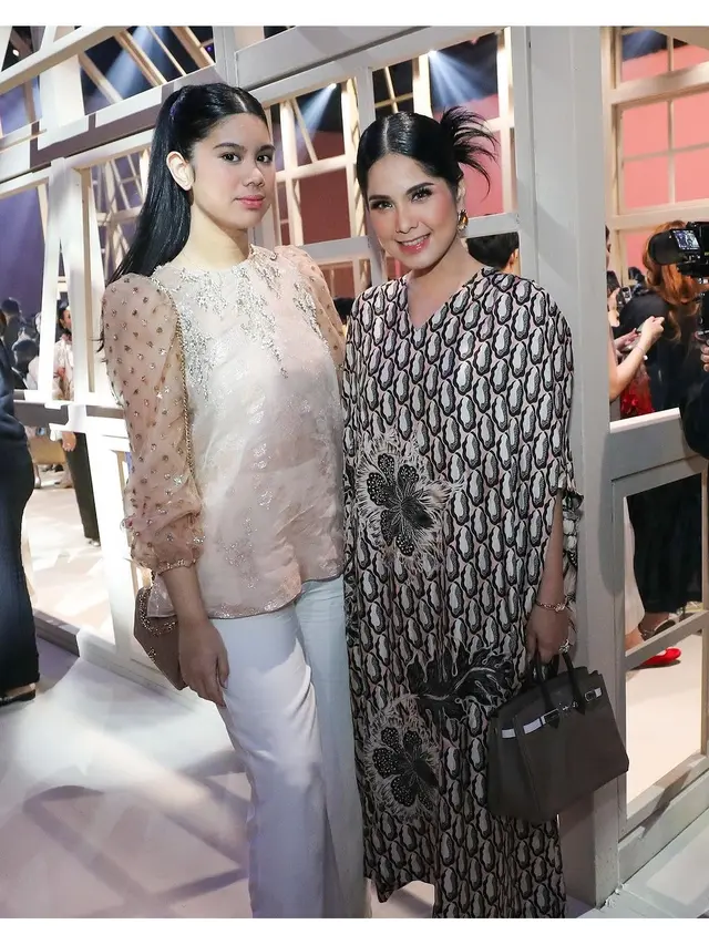 6 Potret Almira Yudhoyono di Acara Fashion Bareng Annisa Pohan, Bikin Pangling