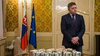 Robert Fico berdiri di belakang bundelan euro di Bratislava. (Vladimír Simicek/AFP)