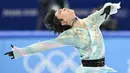 Pria berjuluk 'Pangeran Es Jepang' tersebut menjadi skater figure pertama yang berhasil melakukan quadruple toe loop dalam kompetisi. Kala itu, ia melakukannya di Montreal pada 2016. (AFP/Wang Zhao)