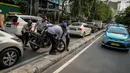Petugas Dishub mengangkut sepeda motor saat melakukan penertiban parkir liar di atas trotoar kawasan KH Wahid Hasyim, Jakarta, Selasa (1/8). Penertiban dalam rangka Bulan Patuh Trotoar itu untuk mengembalikan fungsi trotoar. (Liputan6.com/Faizal Fanani)
