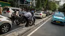 Petugas Dishub mengangkut sepeda motor saat melakukan penertiban parkir liar di atas trotoar kawasan KH Wahid Hasyim, Jakarta, Selasa (1/8). Penertiban dalam rangka Bulan Patuh Trotoar itu untuk mengembalikan fungsi trotoar. (Liputan6.com/Faizal Fanani)