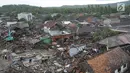 Pemandangan dari udara kawasan pemukiman nelayan di Kampung Sumur Pesisir, Pandeglang, Banten, Selasa (24/12). Gelombang tsunami menerjang daratan dan merusak sejumlah bangunan. (Merdeka.com/Arie Basuki)