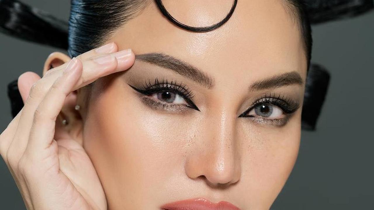 Efek dari kombinasi makeup smokey eyes, cat eyeliner, dan bulu mata palsu
