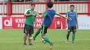 Pelatih Persebaya, Alfredo Vera (kiri) memimpin sesi latihan tim jelang laga Gojek Liga 1 bersama Bukalapak di Stadion PTIK, Jakarta, Senin (25/6/2018). Persebaya akan melawan Persija 26 Juni 2018. (Bola.com/Nick Hanoatubun)