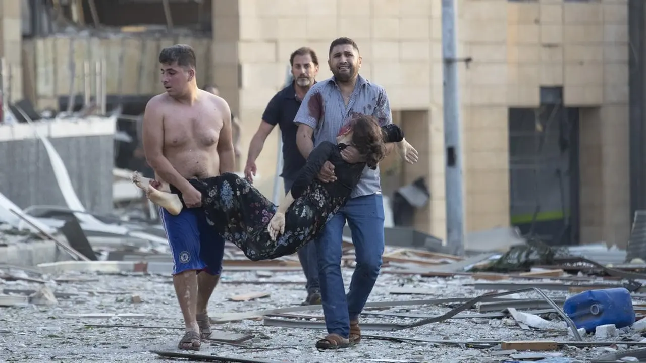 Proses evakuasi korban ledakan di Beirut, Lebanon pada Selasa 4 Agustus 2020 (AP Photo/Hassan Ammar)