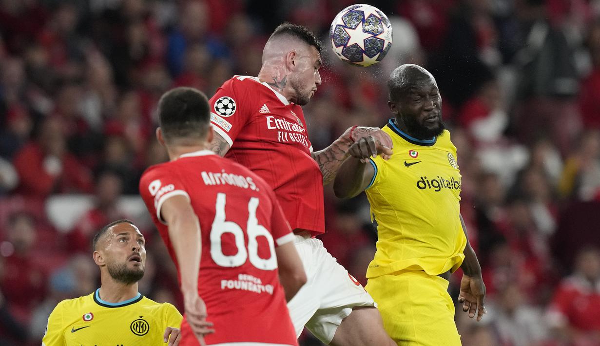 Striker Inter Milan, Romelu Lukaku (kanan) berduel udara dengan bek Benfica, Morato pada laga leg pertama babak perempatfinal Liga Champions 2022/2023 di Luz Stadium, Benfica, Rabu (12/4/2023) dini hari WIB. (AP Photo/Armando Franca)