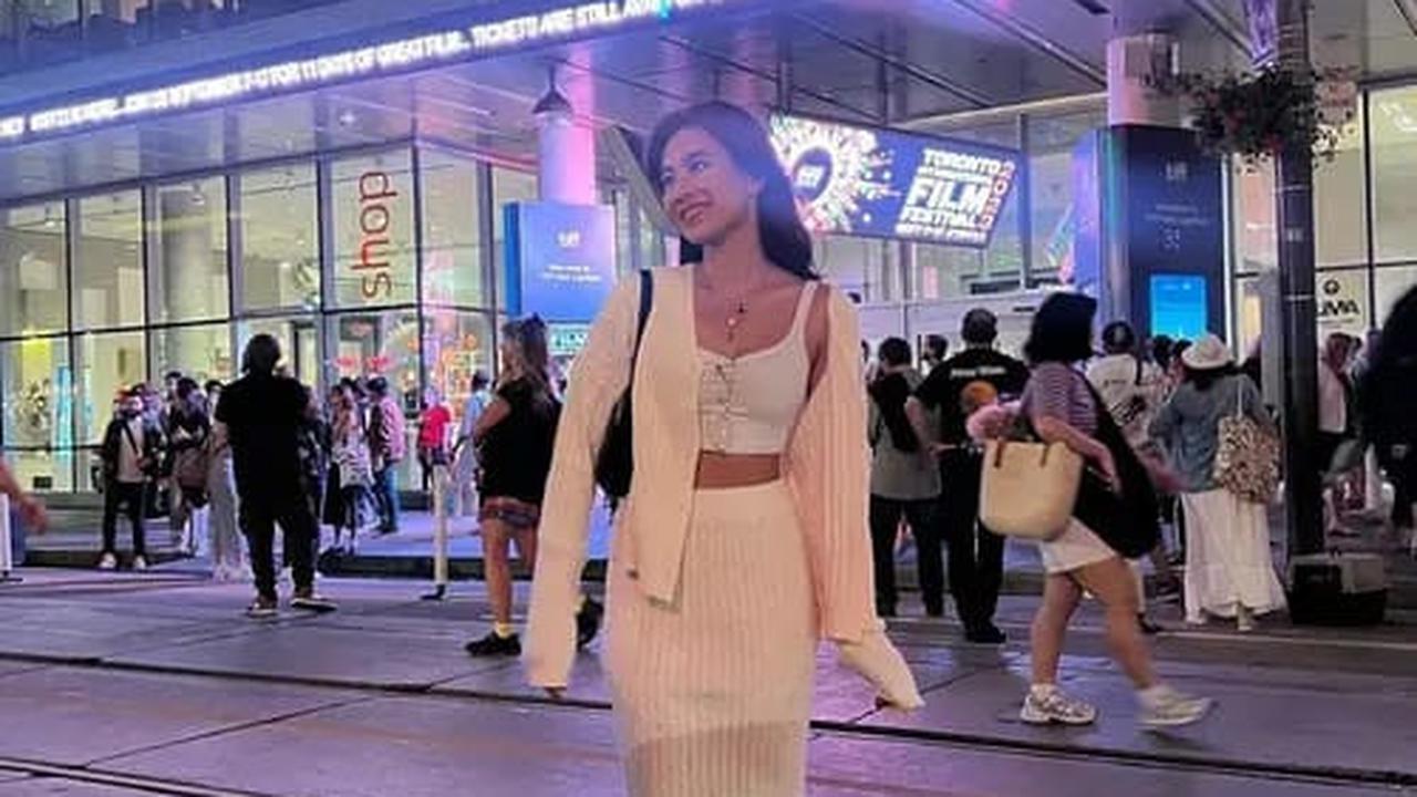 Potret Shenina Cinnamon Padukan Gaya Casual dan Vintage, Tetap Stylish