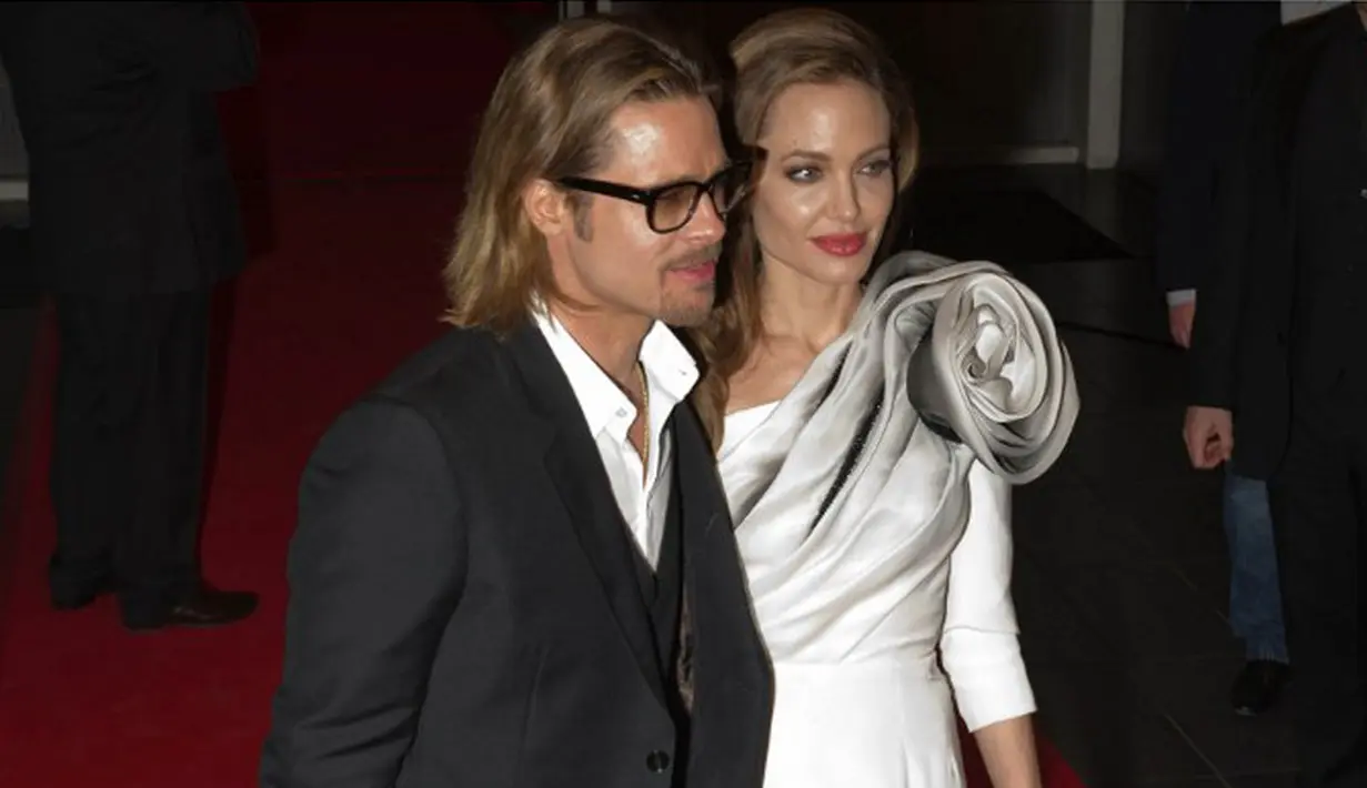 Setelah beberapa bulan terlibat perseteruan dalam proses cerainya, Angelina Jolie dan Brad Pitt kini punya kesepakatan baru. Kabarnya keduanya perlahan damai dan menyelesaikan semuanya dengan kepala dingin. (AFP/Bintang.com)