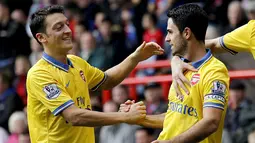 Selebrasi Mikel Arteta bersama Mesut Ozil pada pertandingan Liga Premier Inggris antara Crystal Palace vs Arsenal di Selhurst Park, London (26/10/2013). (AFP/Ian Kington).
