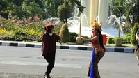 Wali Kota Risma mengaku pernah belajar menari Bali saat duduk di bangku SMA. (Liputan6.com/Dian Kurniawan)
