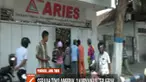 Petugas juga memasang garis polisi di depan toko dan melarang warga untuk masuk.