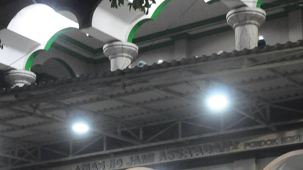 FOTO: Kepadatan Masjid di Jakarta yang Penuh Kekhusyukan Umat Muslim Melaksanakan Salat Tarawih di Malam Pertama Ramadan 1445 Hijriah